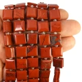 Jaspis czerwony kwadrat z nacięciami do makramy ok. 10x10mm