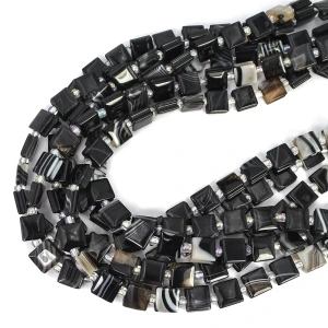 Agat pasiasty czarny kwadrat z nacięciami do makramy ok. 10x10mm