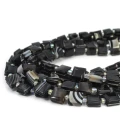 Agat pasiasty czarny kwadrat z nacięciami do makramy ok. 10x10mm