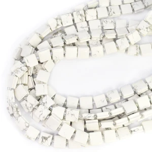 Howlit biały kwadrat z nacięciami do makramy ok. 10x10mm