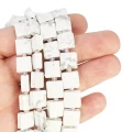Howlit biały kwadrat z nacięciami do makramy ok. 10x10mm