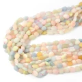Naturalny morganit w formie matowej bryłki o nieregularnym kształcie i wymiarach około 8-12x4-9 mm, w delikatnych pastelowych odcieniach różu, żółtego i błękitu, przeznaczony do tworzenia biżuterii