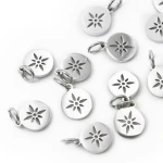 Blaszka róża wiatrów ok. 13x8mm [zawieszka, stal]