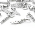 Piórko ok. 16x3mm [zawieszka, stal]