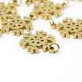Świąteczna śnieżynka z cyrkoniami ok. 17x14mm [zawieszka, stal, kolor złoty PVD]