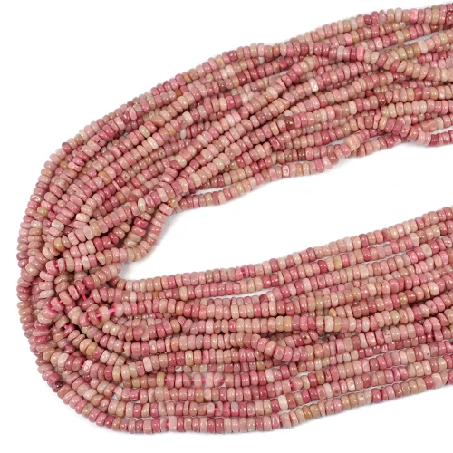 Kamienie w formie drobnych, nieregularnych oponek gładkich, w odcieniach różu, w rozmiarze ok. 2,5x4,5mm. Nawleczone na różowe sznurki. Ujęcie z góry, leżące w zwiniętej kiści na białym tle.