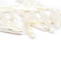 Naturalna perła w kształcie patyczka o wymiarach około 3-6x25-35 mm, o delikatnym, perłowym połysku
