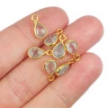 Błękitny akwamaryn w kształcie kropli o wymiarach ok. 11x6 mm, fasetowany, w oprawie ze srebra pozłacanego 925, zawieszka do biżuterii. Zdjęcie na dłoni w celu lepszego ukazania kolorów i rozmiaru.