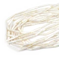 Perła hodowana patyczek ok. 23-27x3-5mm w odcieniu perłowej bieli z naturalnym połyskiem. Powierzchnia nieregularna, charakterystyczna dla naturalnych pereł o podłużnym, patyczkowatym kształcie.