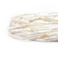 Perła hodowana patyczek ok. 23-27x3-5mm w odcieniu perłowej bieli z naturalnym połyskiem. Powierzchnia nieregularna, charakterystyczna dla naturalnych pereł o podłużnym, patyczkowatym kształcie.
