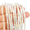 Perła hodowana patyczek ok. 23-27x3-5mm w odcieniu perłowej bieli z naturalnym połyskiem. Powierzchnia nieregularna, charakterystyczna dla naturalnych pereł. Ukazane na dłoni w celu lepszego pokazania koloru i rozmiaru