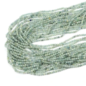 Kyanit jasny kula fasetowana ok. 2,3 mm