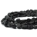 Turmalin czarny nieregularna płaska bryła surowa ok. 9-17x5-12mm
