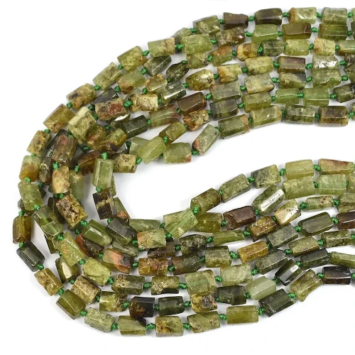 Granat zielony nieregularna bryła szlifowana ok. 9-11,5x5,5-6,5mm