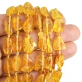 Bursztyn jasny nieregularna bryłka gładka ok. 14-18x4-8mm