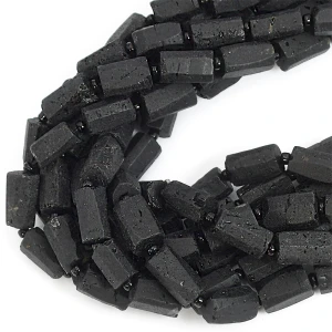 Turmalin czarny nieregularna bryła ok. 11-13x7-9mm