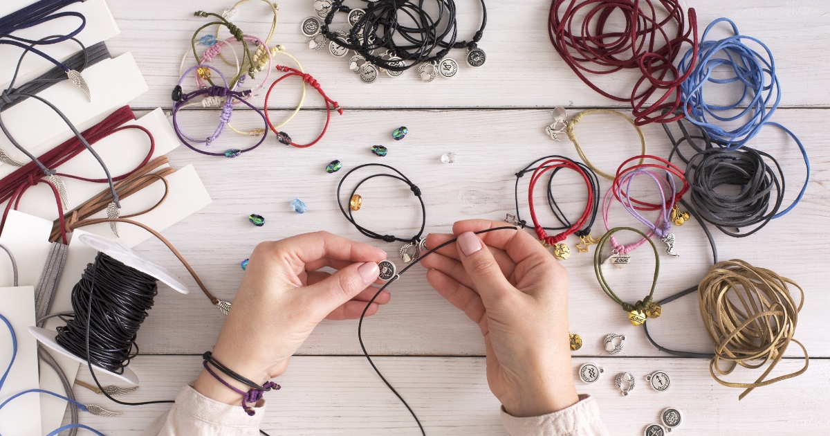 Biżuteria DIY – jak zawiązać bransoletkę ze sznurka, która pasuje do wszystkiego